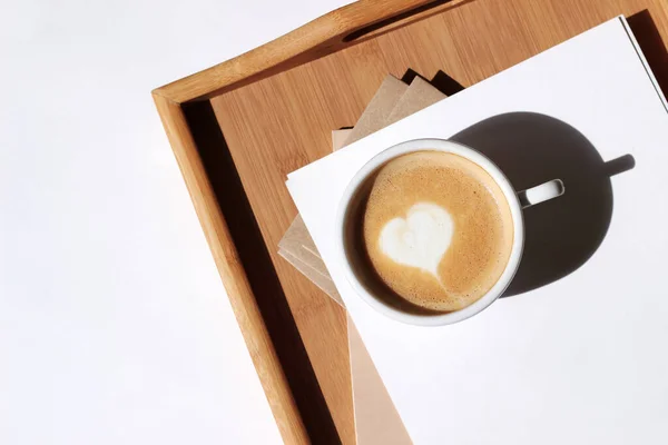 Kaffee Mit Milchschaum Latte Art Auf Holztablett Serviert Morgenkaffee Hause — Stockfoto