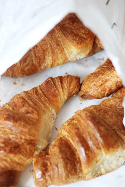 Vers Gebakken Croissants Van Parijse Bakkerij Traditionele Franse Ontbijt Gebak — Stockfoto
