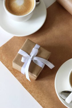 Kraft Kağıt ve Kahve fincanlarına Hediye Kutusu. Tatil Arkaplanı.
