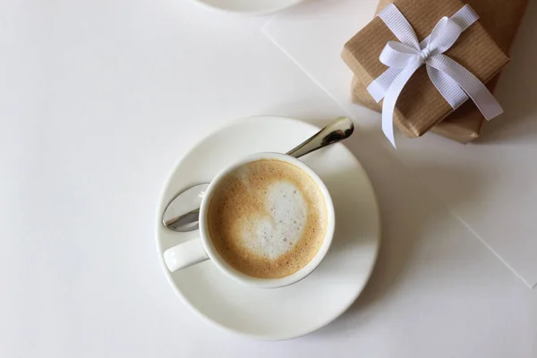Cappuccino Overhead Segar White Background Dengan Present Box Perayaan Masih — Stok Foto