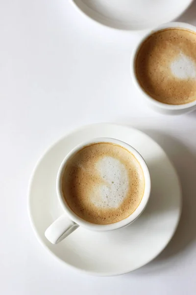 Dua Piala Cappuccino Disajikan White Background Minum Kopi — Stok Foto