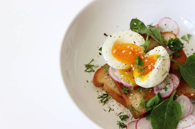 Kahvaltıda. Mevsimlik otlarla kıtır kıtır kızarmış yumurtalar.. 