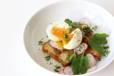 Ekmek Kızartması üzerine yumurtalı yumurta ve şifalı otlar. Sağlıklı Kahvaltı Beslenme.