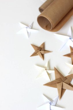 Origami Yıldızlarıyla Noel Beyaz Arkaplanı. Tatil Modifisi.