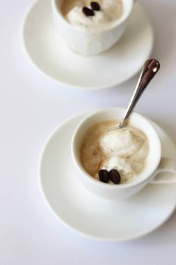 İki fincan Affogato kahvesi. Dondurmalı Kafein İçkileri.