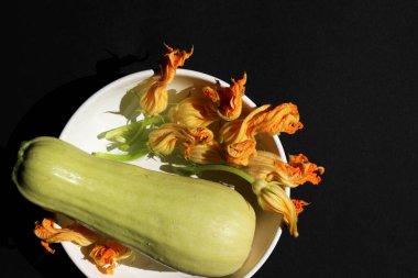 Kabak ve kabak çiçeği az önce hasat edildi. Sağlıklı Renkli Yemekler.