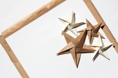 Origami Yıldızlarıyla Asgari Beyaz Tatil Arkaplanı. Noel Şablonu.