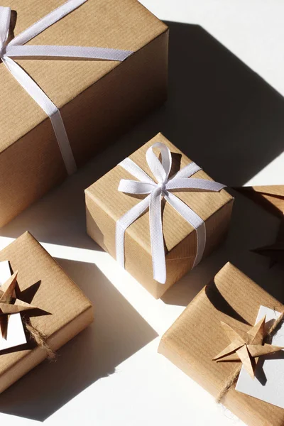 Γιορτινά Κουτιά Δώρου Καφέ Kraft Χαρτί Διακοσμημένο Κορδέλα Τόξο Χριστουγεννιάτικες — Φωτογραφία Αρχείου