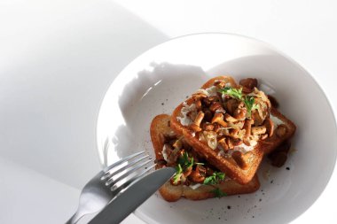 Restoran kahvaltısı. Üstünde Feta peyniri ve kızarmış Chanterelle ile taze kızarmış ekmek. Kahvaltı. Yemek..