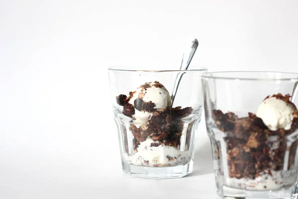 Deux Verres Crème Glacée Vanille Avec Granola Maison Dessert Alimentaire — Photo