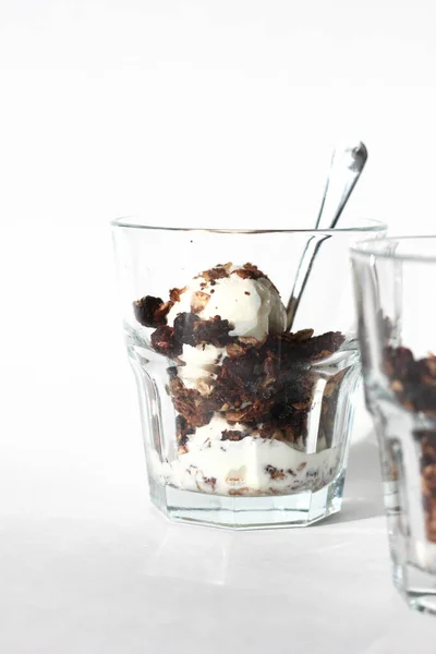 Glasses Vanilla Ice Cream Homemade Granola Десертна Їжа — стокове фото
