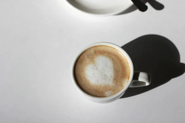 Overhead Cappuccino Dengan Latte Art Heart Terisolasi White Background Coffee — Stok Foto