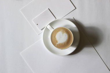 Boş Kağıt Çarşaflı Minimal Estetik Mokup, Latte Art 'lı Kahve. Boşluğu Kopyala ile Düz Tasarım.