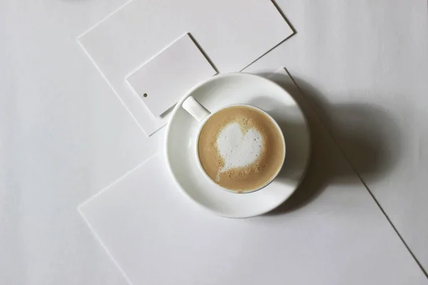 Minimal Aestetika Mockup Dengan Lembar Kertas Kosong Kopi Dengan Latte Stok Gambar