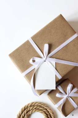 Dekor Tatil Hediye Kutuları. Kahverengi Kraft Kağıt Kutlama Kartıyla Sunar.