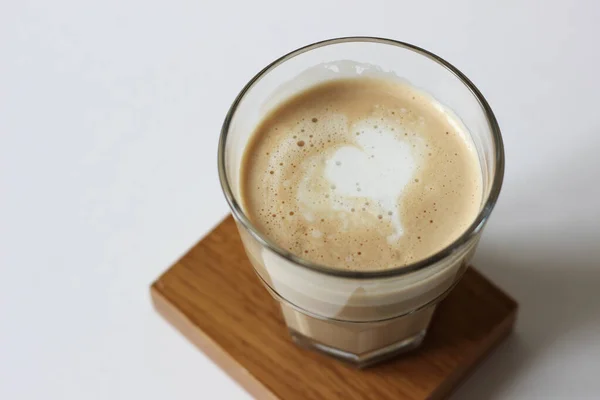 Cappuccino Dengan Latte Art Disajikan Wooden Plank Minum Kopi Pagi — Stok Foto