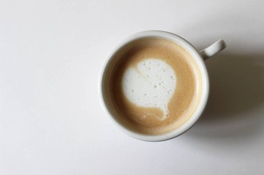 Latte Art ile taze yapılmış cappuccino. Boşluğu Kopyalayan Asgari Tasarım Şablonu.