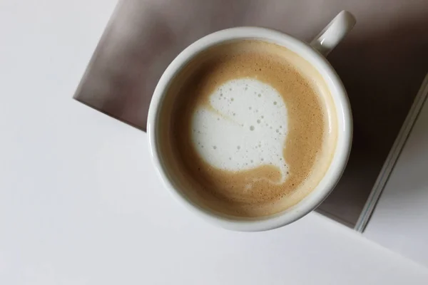 Frisch Gebrühter Cappuccino Mit Herz Latte Art Auf Fashion Magazine — Stockfoto