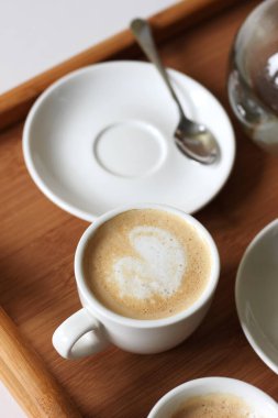 Taze demlenmiş kapuçino. Kahve ısınıyor..