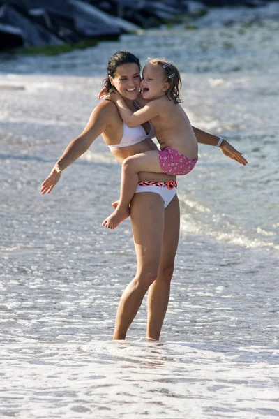 Mother and daughter having fun in the ocean — Stock Photo, Image