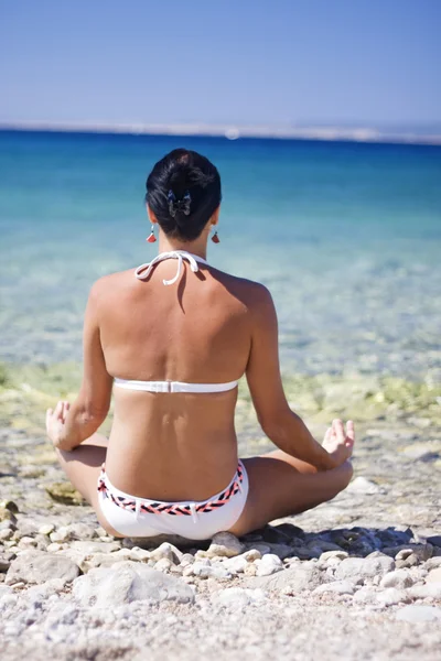 Océano retiro de vacaciones mujer relajante en la playa —  Fotos de Stock