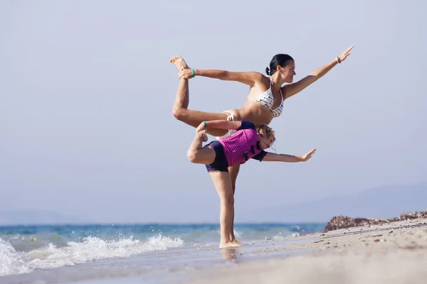 Ocean vacation retreat woman relaxing at the beach — Stock Photo, Image