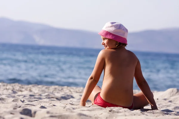 Linda niña relajándose en la playa —  Fotos de Stock