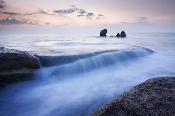 日出景观的海洋与波浪云彩和岩石 图库照片