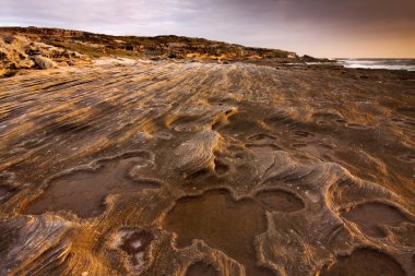 Sunrise manzara okyanus dalgaları bulutlar ve kayalar
