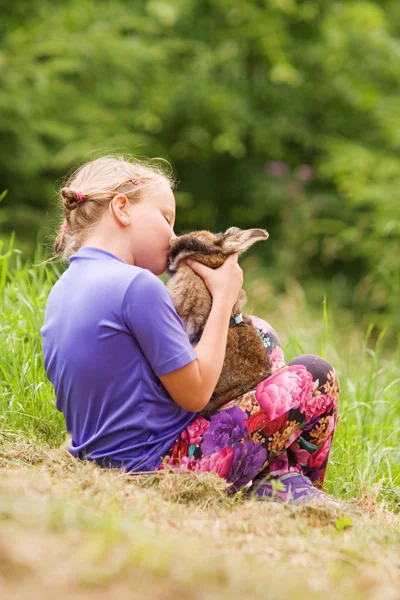 J'adore mon lapin. Concept : amitié entre l'homme et l'animal — Photo