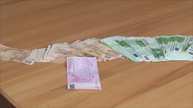 Parayı masanın üstüne düşen sonsuz akışı paketleri