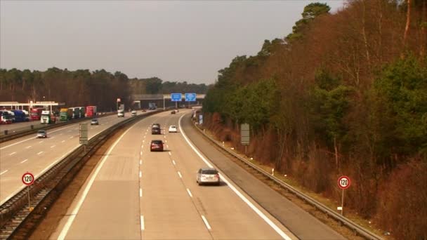 Germany.04.06.2014. hustým provozem aut na dálnici — Stock video