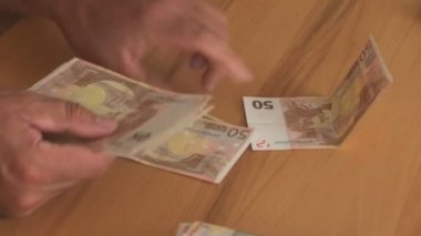 Adam 50 Euro banknot sayar