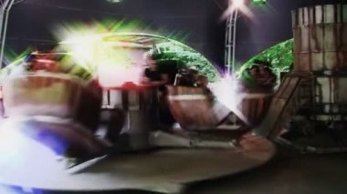 Almanya. 2014 Mayıs ayında. Holiday park. insanlarla iplik varil üzerinde yolculuk