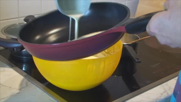 Thuis in de keuken op een koekenpan van tarwebloem gebakken dunne pannenkoeken — Stockvideo