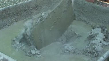 Adam komplo küreğindeki betona müdahale ediyor.