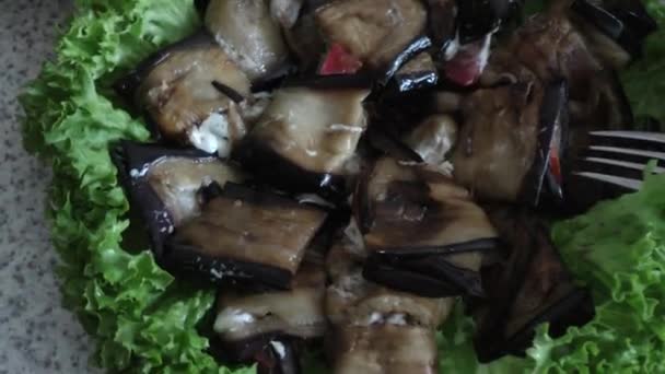 Gebratene Auberginen Mit Knoblauch Mayonnaise Und Grünem Salat — Stockvideo