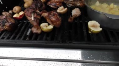Kore usulü havuçlu salata. Havuçlu şeffaf şehriye salatası, seçici odaklanma, üst görüş.