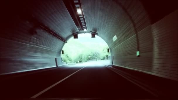 Der Ausgang aus einem Tunnel — Stockvideo