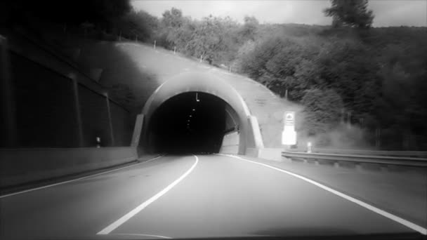 O carro atravessa um túnel. — Vídeo de Stock