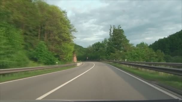 Vire em uma estrada de montanha — Vídeo de Stock