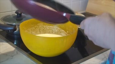 Buğday unu tatlı krep pişirilir