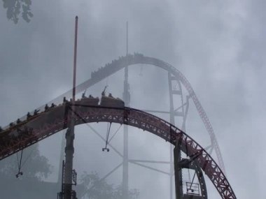 insanlar bir roller coaster binmek