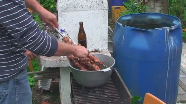 Pria tunas daging goreng dengan batang logam — Stok Video