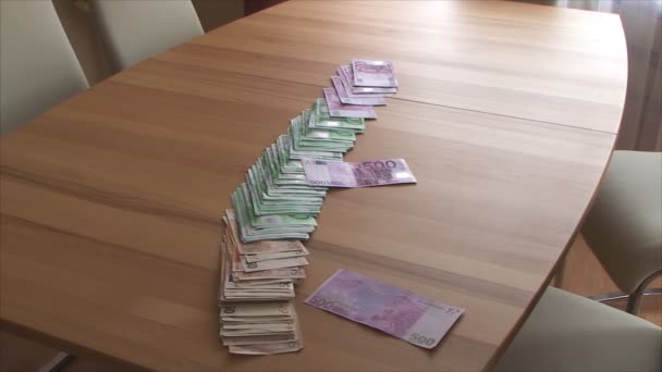 Une grande somme d'argent couchée dans la chambre sur la table — Video