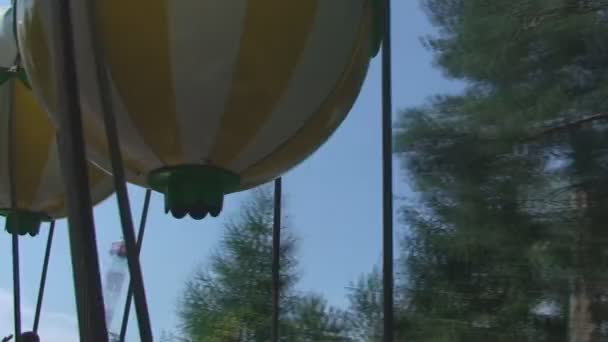 O carrossel na forma de bolas no parque de entretenimento e relaxamento — Vídeo de Stock