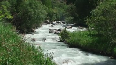 Dağ ve nehir akar taş güzel havalarda