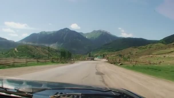 A máquina avança em uma estrada rural ruim. A vista através do pára-brisas — Vídeo de Stock