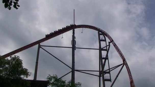 Ludzie jeździć na roller coaster — Wideo stockowe