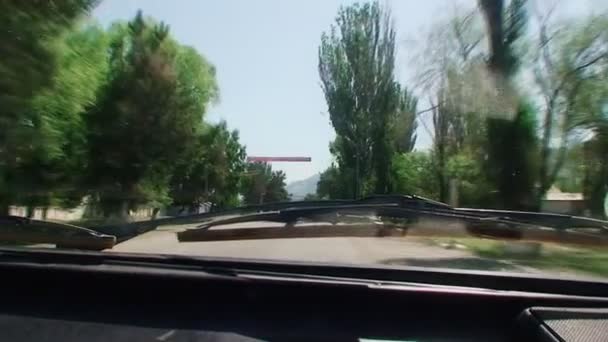Obloha Modrá Palec Silnice Straně Plot Auto Pohybuje Vpřed — Stock video